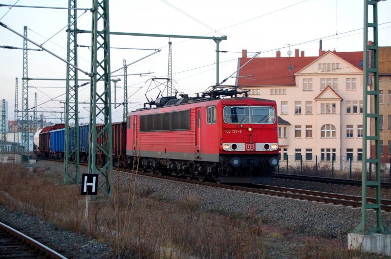 155 137 kommt am 28.12.08 mit einem kurzen Gterzug aus dem Rangierbahnhof Halle(S) und passiert den Hbf.