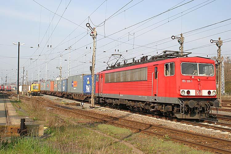 155 138 verlt den Bahnhof Sangerhausen mit einem Container-Ganzzug