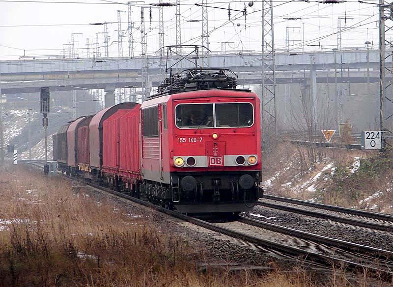 155 140-7 fhrt in das Bahnhofsgelnde Stralsund ein.  (am 13.01.06)