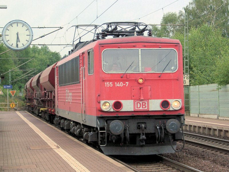155 140 fhrt mit einem Ganzzug durch den Bahnhof Hnebach in Richtung Gerstungen / Eisenach (Sommer 2005).