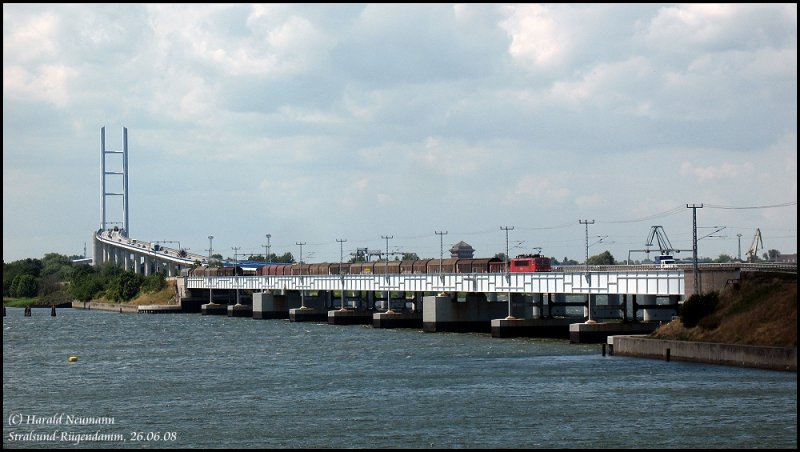 155 140 mit Gterzug von Rostock Seehafen nach Fhrhafen-Mukran auf der Strelasundbrcke vor den Toren Stralsunds, 26.06.08.