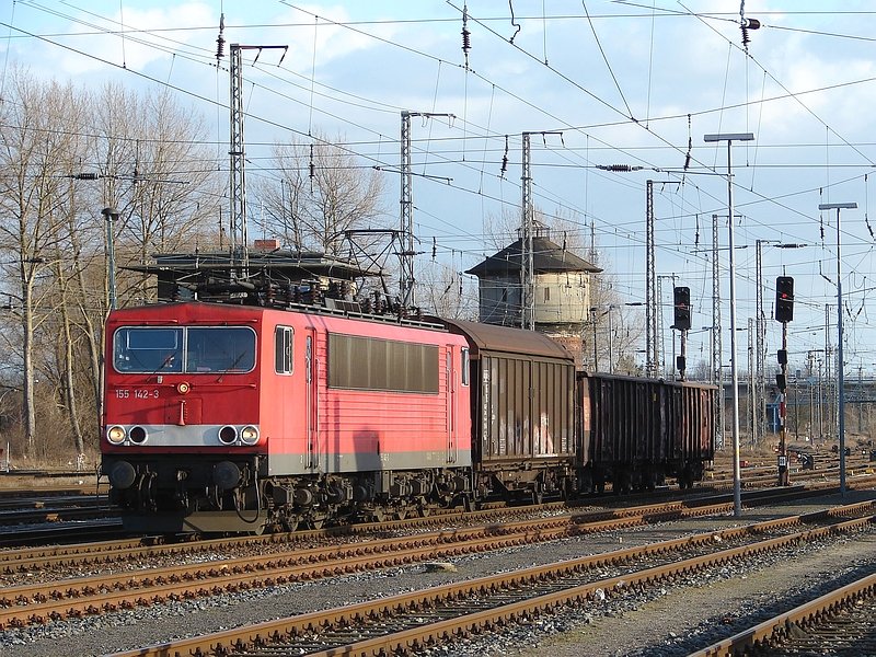 155 142 mit einem „Rezessionsgterzug“ auf dem Weg von Mukran nach Rostock-berseehafen. (17.03.09)