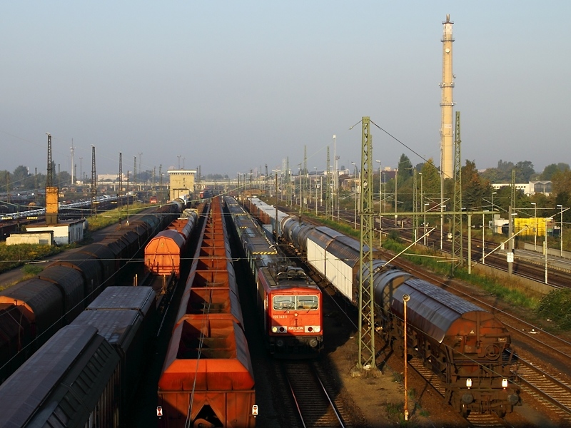 155 143-1 durchfhrt mit ihrem Gterzug am 26.9.2009 den Bahnhof Engelsdorf.