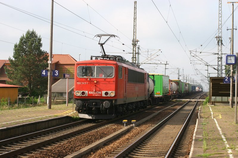 155 143 zieht einen bunten Gterzug durch Holthusen Richtung Schwerin. 06.06.2007