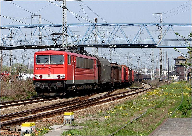 155 147-2 unterwegs zum Fhrhafen Mukran.  (Stralsund am 07.05.06)