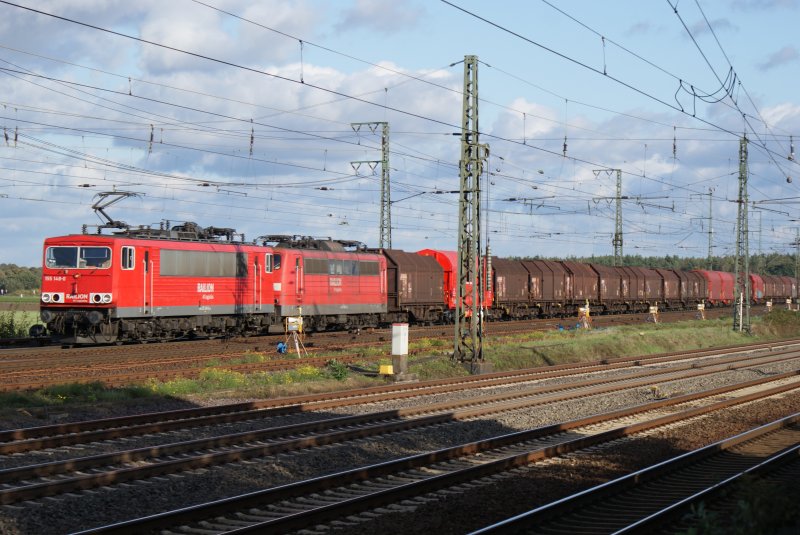 155 148-0 fuhr mit einem gemischten Gterzug und der 151 130-2(abgebgelt)am Haken aaaaaaaam 12.10.2009 in Richtung Wunstorf,von wo es dann Richtung Bremen weiter ging.