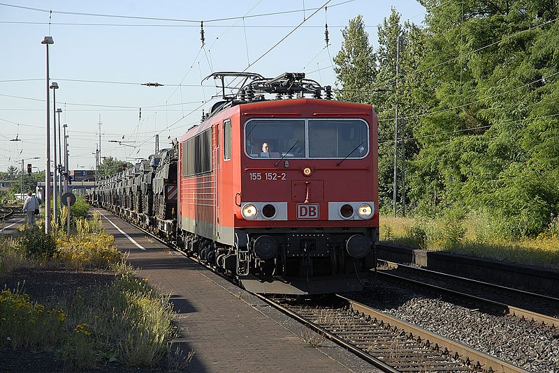 155 152 fhrt mit einem niederlndischen Militrzug duch den Bhf von Moers. 24.06.2008