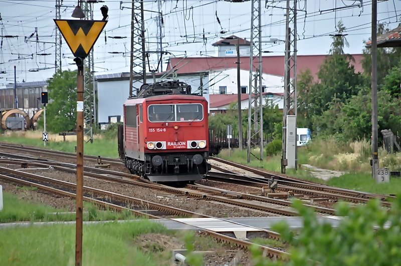 155 154 kommt gerade die  Berliner Kurve  hoch am Abzwg Srg/Stralsund am 14.07.09