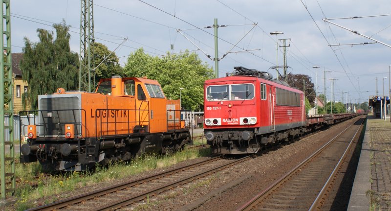 155 157-1 am 04.07.2009 bei der Durchfahrt des Wunstorfer Bahnhofes in Richtung Bremen.Links daneben die BR 214 der BBL Logistik.