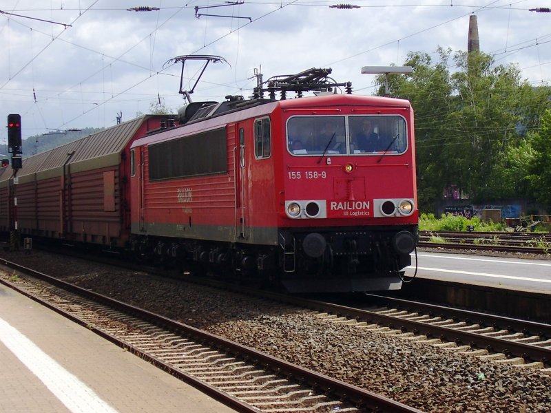 155 158-9 mit einem Ganzzug auf der Kinzigtalbahn in Hessen. Der Zug durchfhrt am 27.07.2007 Gelnhausen Richtung Hanau