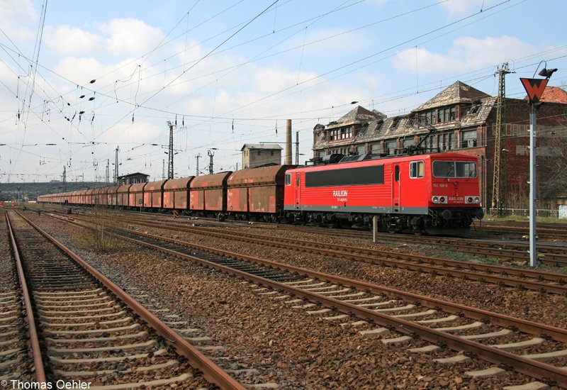 155 158 schob am 10.04.07 den Kohlezug aus Spreewitz nach Chemnitz - Siegmar nach. Hier bei der Einfahrt in Chemnitz Hbf.