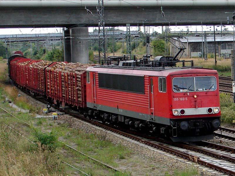 155 160-5  fhrt in den den Bahnhof Stralsund ein.  (am 15.09.2005) 
