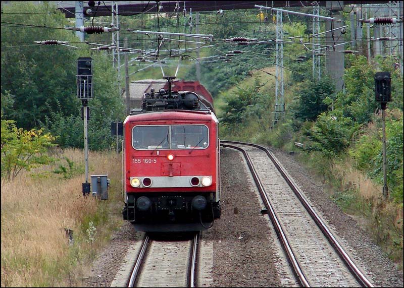 155 160-5 fhrt mit seinem Gterzug in den Hbf Stralsund ein.  (am 15.09.05) 