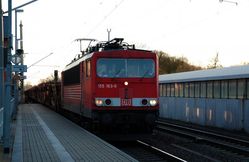 155 163 hat am 17.03.09 einen leeren Autotransportzug am Haken, als sie Burgkemnitz Richtung Berlin durchf�hrt.
