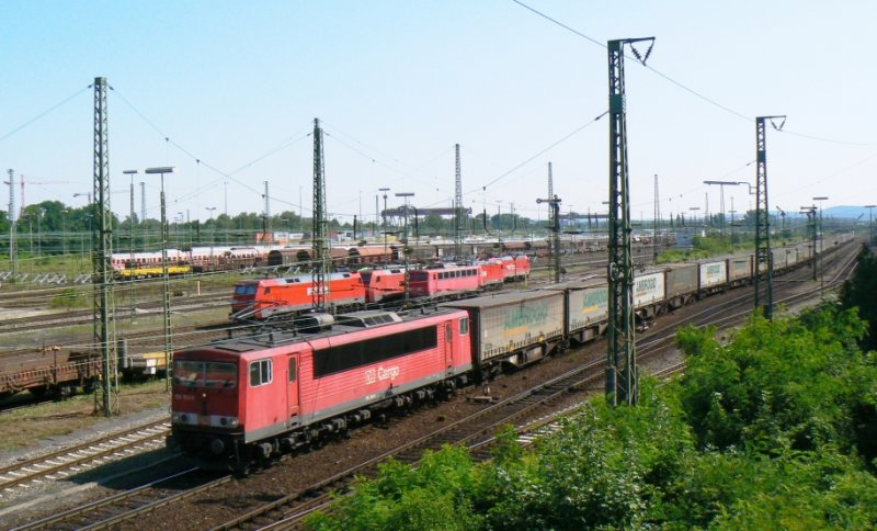 155 163 ist die letzte Verbliebene ihrer Art, nmlich mit dem  DB Cargo-Logo . Am 24.7.2008 traf ich sie in Karlsruhe Rbf bei der Durchfahrt Richtung Basel an.