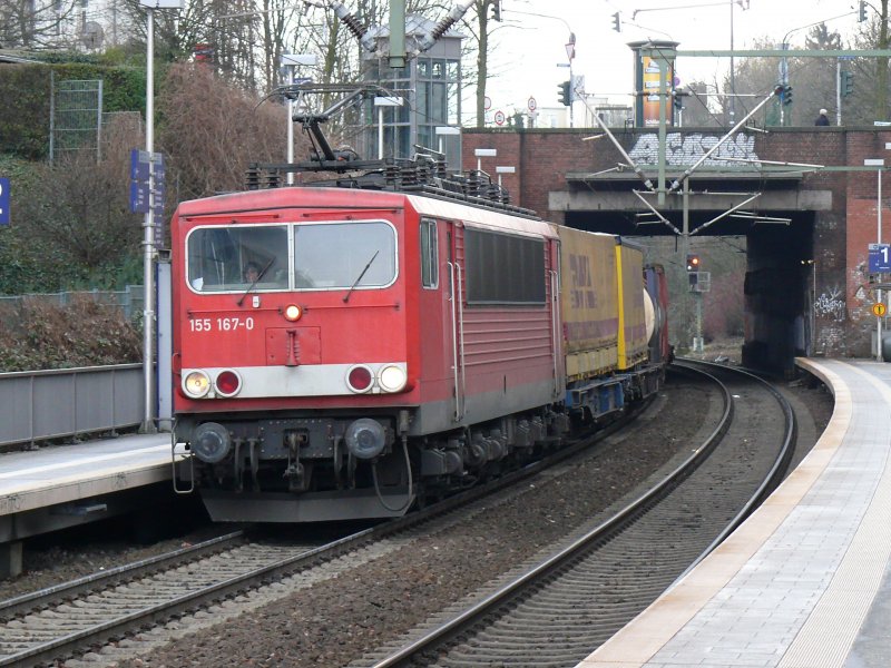 155 167-0 durchfhrt mit einem gemischten Gterzug Aachen-Schanz in Richtung Aachen-West. Aufgenommen am 08/02/2009.