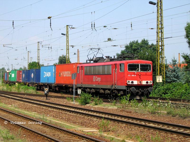 155 168 mit einem Containerzug in Coswig - 28.07.2005
