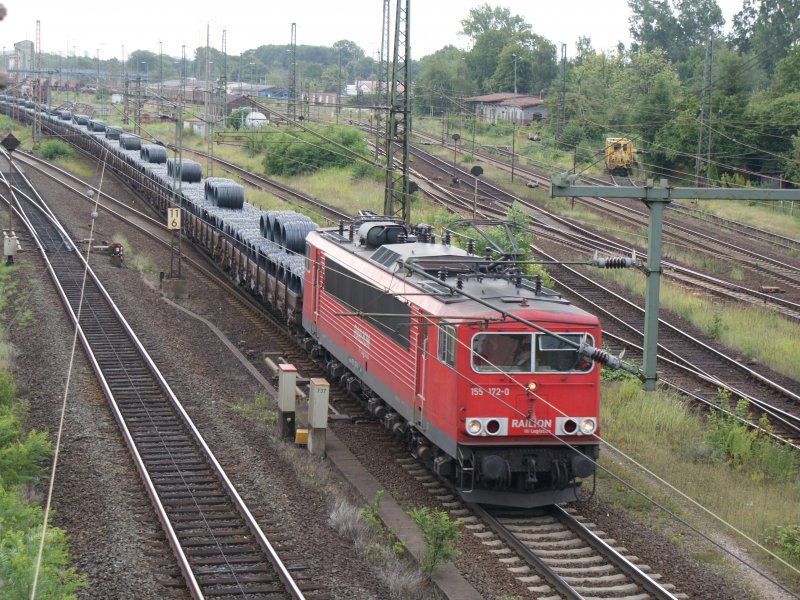 155 172-0 kurz nachdem verlassen des Seelzer Rbf. fuhr am 11.07.2009 mit Drahtrollen beladen in Richtung Wunstorf.Fotografiert einer Brcke.