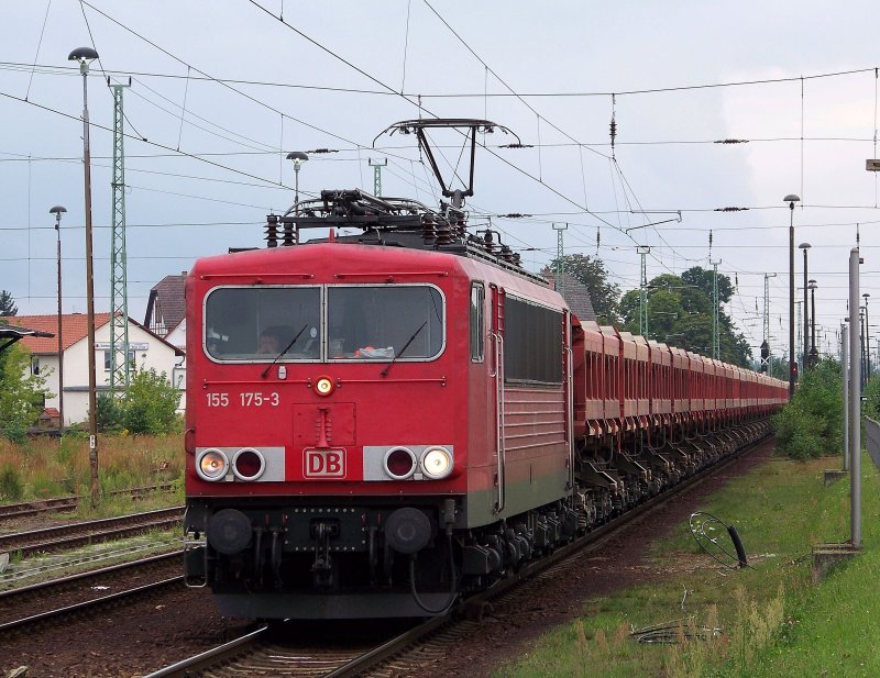155 175-3 ballert hier mit seinem Gterzug durch Lbebnau/Spreewald. 03.08.2009