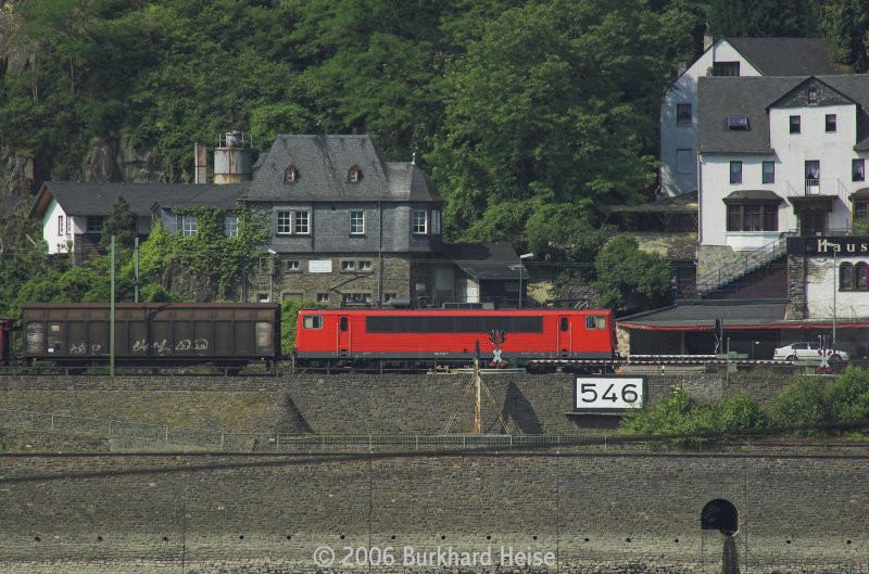 155 178 am 17.6.2006 mit einem G�terzug gegen�ber von Kaub