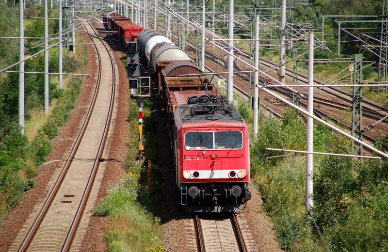 155 178 zieht am 28.07.09 einen Mischer durch Holzweissig Richtung Leipzig.