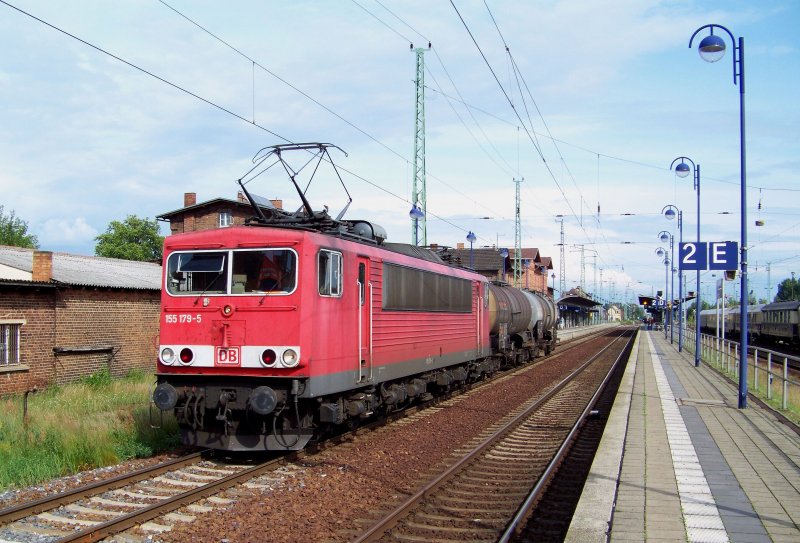 155 179-5 kommt hier mit einem mchtigen Gterzug durch den Bahnhof von Lbbenau/Spreewald gefahren. 22.06.2009
