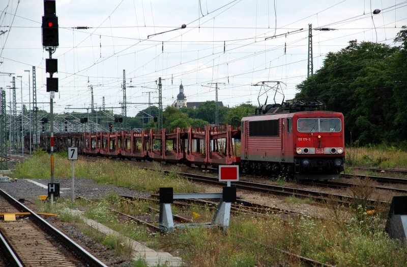 155 179 f�hrt am 03.08.09 mit einem leeren Autotransportzug am Magdeburger Hbf vorbei.