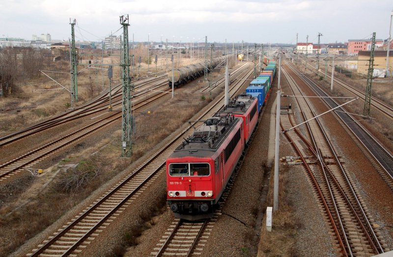 155 179 sowie eine weitere abgebglete BR 155 hngen am 29.03.09 vor einem Containerzug Richtung Leipzig/Halle.