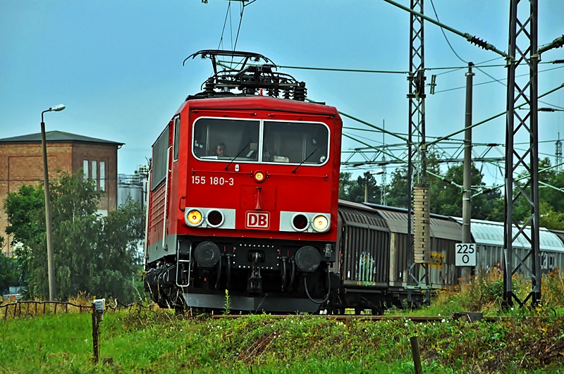 155 180 auf dem Weg nach Mukran mit einem Tec am 21.08.09 kurz vor Stralsund/R�gendammbahnhof