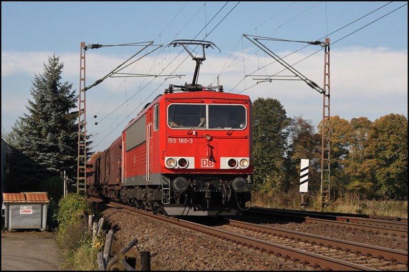 155 180 tr�gt nach ihrer Untersuchung das  neue  DB Logo mit kurzen Kontrastbalken und ist am sonnigen 12.10.2008 mit dem Coilzug CS 61233 von Oberhausen-West nach Finnentrop unterwegs.
