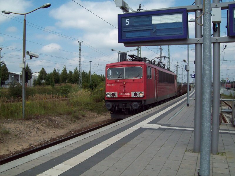 155 181-1 mit Rungenflachwagen am 06.08.2009 in Angermnde