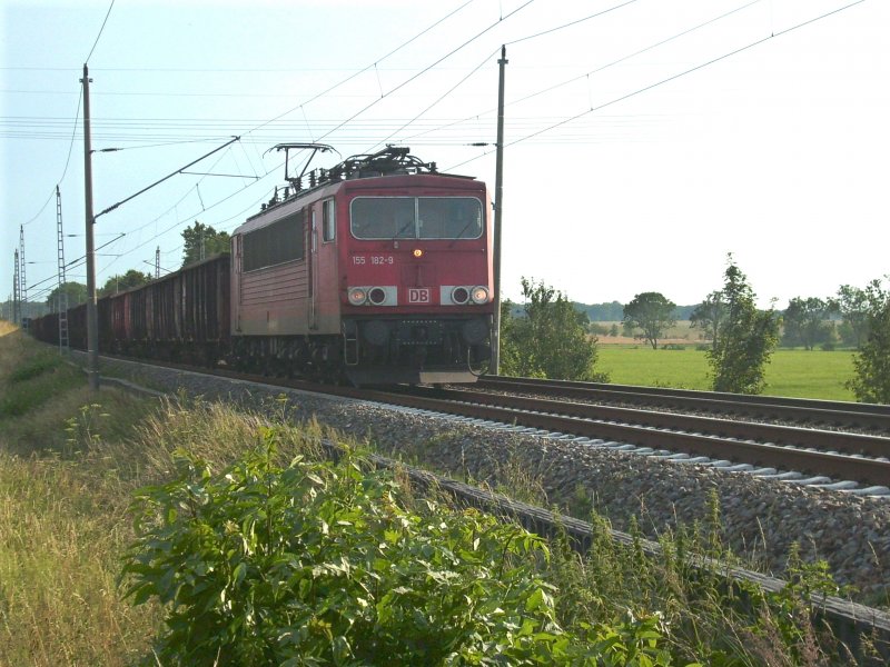 155 182 mit einem Ganzzug am 15.Juli 2009 bei Bergen/Rgen nach Mukran unterwegs.