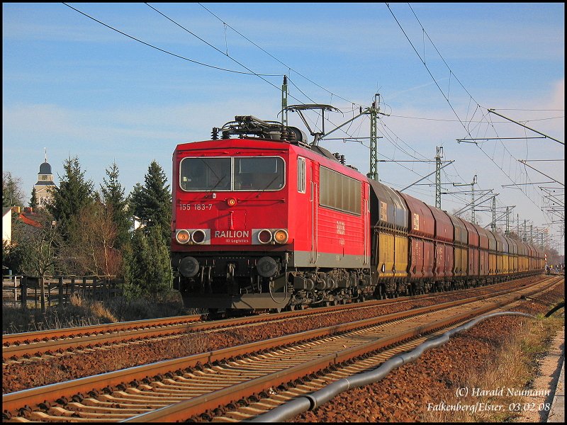 155 183 beschleunigt aus der Falkenberger Brckenbaustelle heraus mit ihrem PKP-Bunkerzug gen Leipzig, 03.02.08.