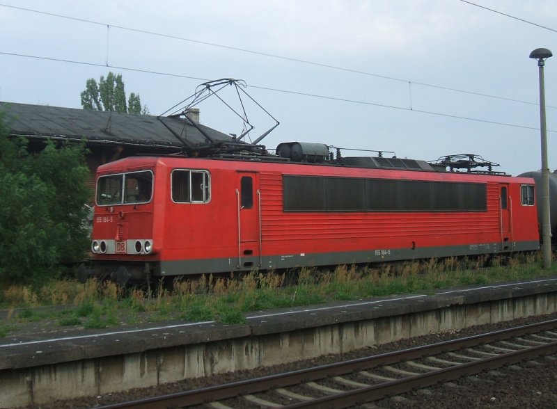 155 184-5 durchfhrt mit einem relativ kurzen Kesselwagenzug den Bahnhof Magdeburg-Sdost, leider ist der Bahnsteig davor, er wird nicht mehr genutzt, deshalb auch der starke Bewuchs :-(