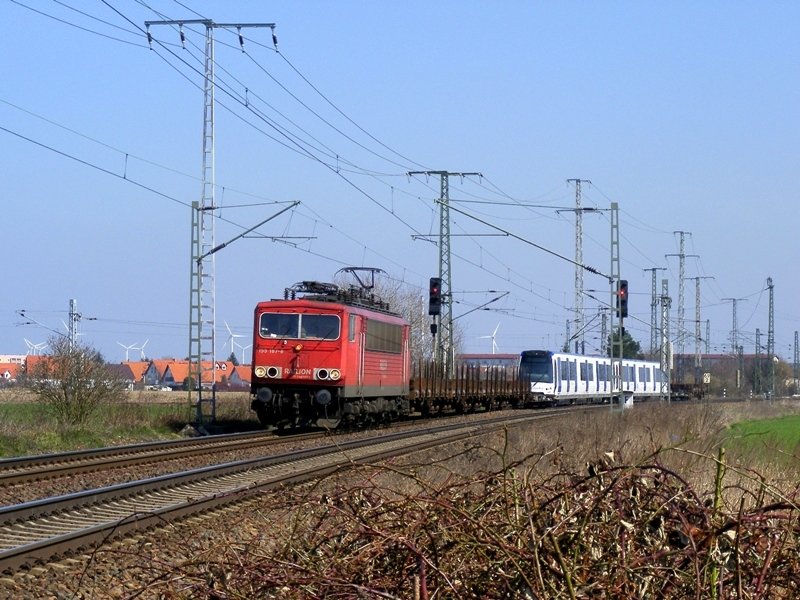 155 187-8 hat einem Zug der RandstadRail am Haken. Zeithain am 1.4.2009.