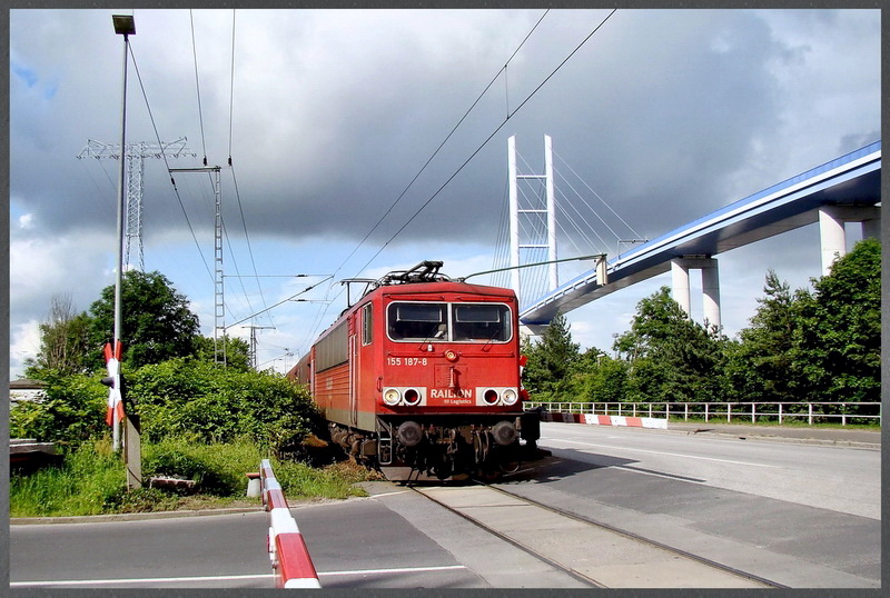 155 187-8 mit -45504- unterwegs nach Mukran.
auf dem Dnholm in Stralsund am 21.06.09 
