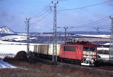 155 194 fhrt einen mit Postcontainern beladenen Zug bei Riestedt ber die Blankenheimer Rampe Winter 98