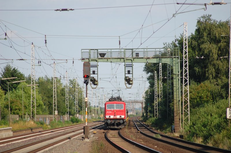 155 195-1 ist mit ihrem Gterzug von Seelze auf dem Weg ins Ruhrgebiet, als sie am 6.8.09 unter dem markanten Signalausleger vor dem Bahnhof Dedensen/Gmmer durchfhrt.