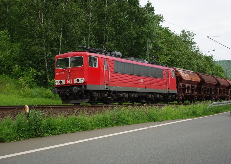 155 197-7 mit einem Kalizug in Fahrtrichtung Sden auf der KBS 613. Sie hat gerade Bad Sooden-Allendorf hinter sich gelassen. 26.05.2009.