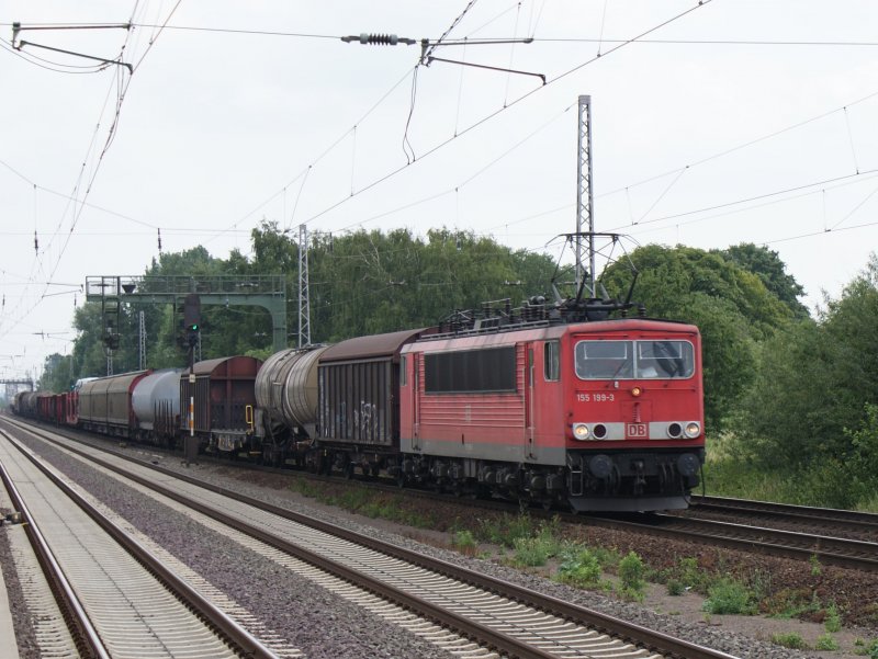 155 199-3 mit einem gemischten Gterzug,durchfuhr am 13.08.2009 den S-Bahnhof Dedensen/Gmmer in Richtung Wunstorf.