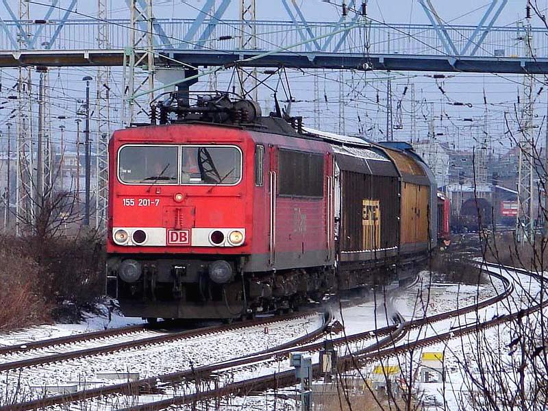 155 201-7 hat den Bahnhof Stralsund hinter sich gelassen und fhrt weiter nach Mukran.  ( am 11.03.06) 