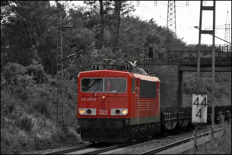 155 206 trgt nach ihrer HU in Dessau Einholmstromabnehmer und DB-Logo. Am 02.10.2008 bringt die Lok einen Brammenzug bei Waltrop in Richtung Duisburg. Vor ihrer HU konnte man ihr den Betriebsdienst deutlich ansehen... (ID 162533)

