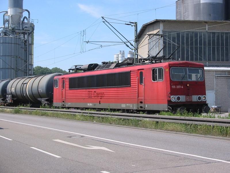155 207 fhrt am 02.06.2005 mit einem Kesselwagen-Zug aus dem Kalruher Rheinhafen. 