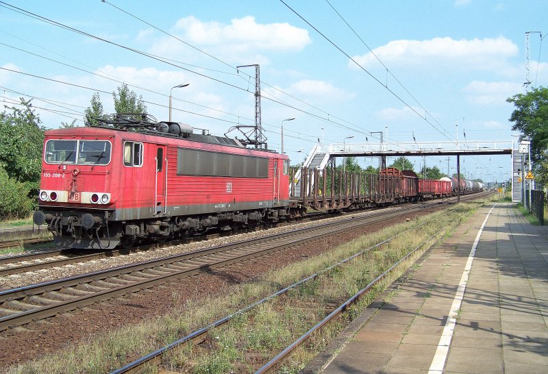 155 208-2 mit Scherenstromabnehmer am 15.08.2009 bei der Durchfahrt durch Saarmund.  