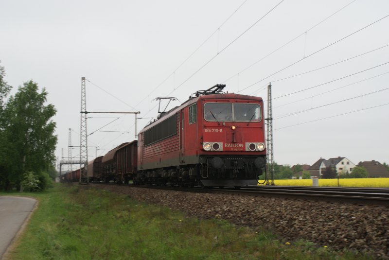 155 210-6 fuhr am 28.04.2009 in mit einem langen Gterzug in Richtung Seelze.Fotografiert bei Dedensen/Gmmer