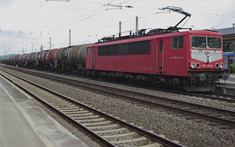 155 214-0, als einzige noch in altem Look mit Latz, sowie Betriebsnummer und DB Keks unter dem Fenster unterweges. Hier mit Kesselwagenzug in Eichenberg am 20.06.2009.