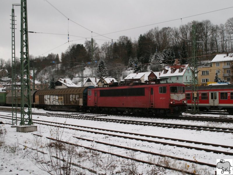 155 214-0 zieht einen Gterzug durch den Bahnhof Kronach. Die Aufnahme entstand, nach ersten Schneefllen am Vortag, am 23. November 2008.