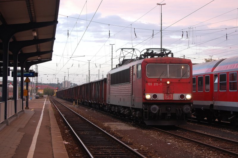 155 215-7 am Abend des 25.09.07 mit dem CS 60706 von Harburg (Schwaben) nach Heilbronn und 140 443-3 als Schublok whrend berholung vom Fernverkehr auf Gleis 6 des Aalener Bahnhofs.