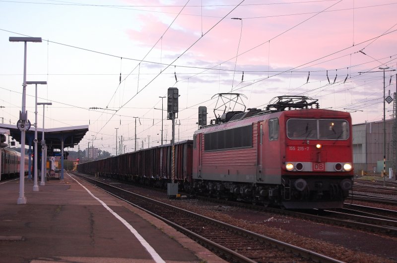 155 215-7 fhrt am Abend des 25.09.07 mit CS 60706 von Harburg (Schwaben) nach Heilbronn und 140 443-3 als Schublok aus Gleis 6 des Aalener Bahnhofs aus.