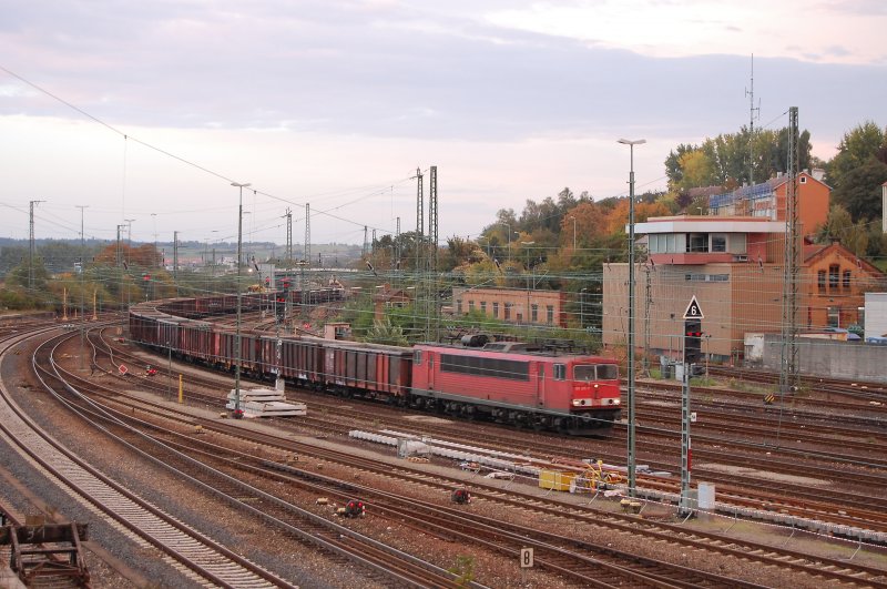 155 215-7 mit dem CS 60706 von Harburg (Schwaben) nach Heilbronn fhrt am Abend des 25.09.07 auf Gleis 6 des Aalener Bahnhofs ein.